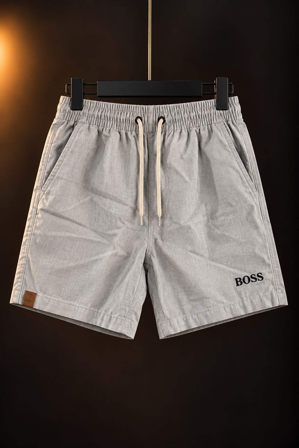 Short liviano gris para hombre con cordón en la cintura, colgado en percha