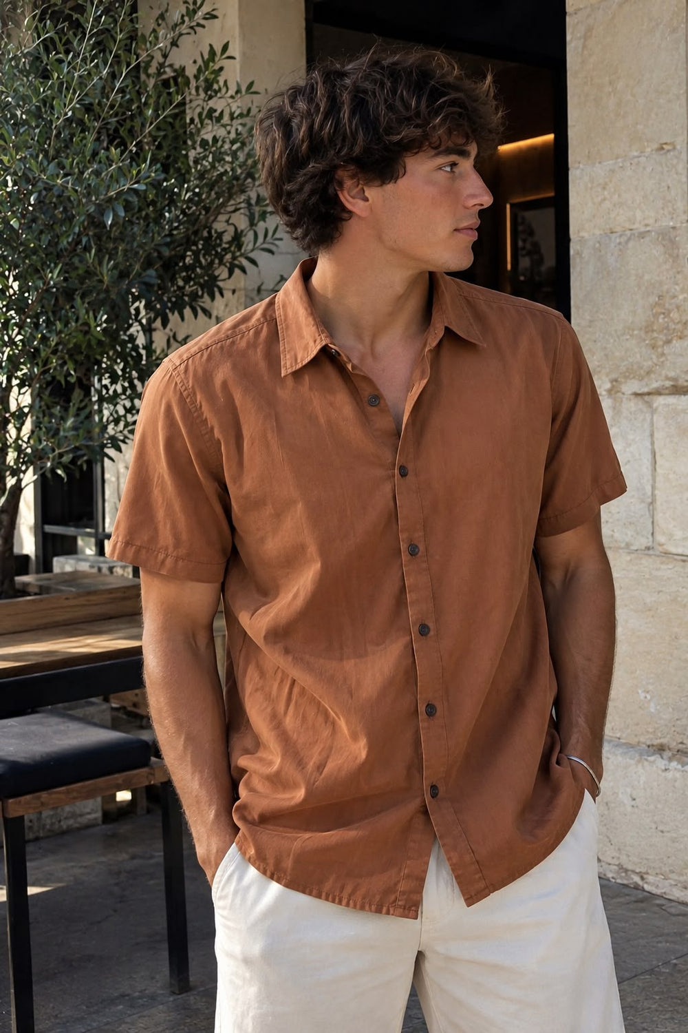 Hombre usando la camisa de lino y algodón terracota con pantalón claro