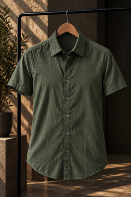 Camisa de lino y algodón verde de manga corta para hombre, colgada en percha