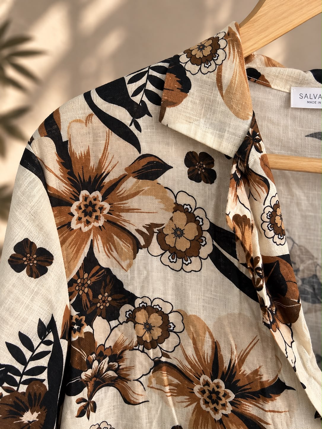 Detalle del estampado de flores de la camisa floreada
