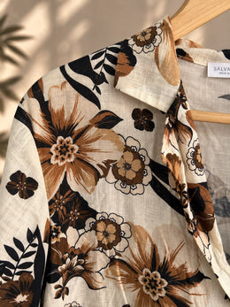 Detalle del estampado de flores de la camisa floreada