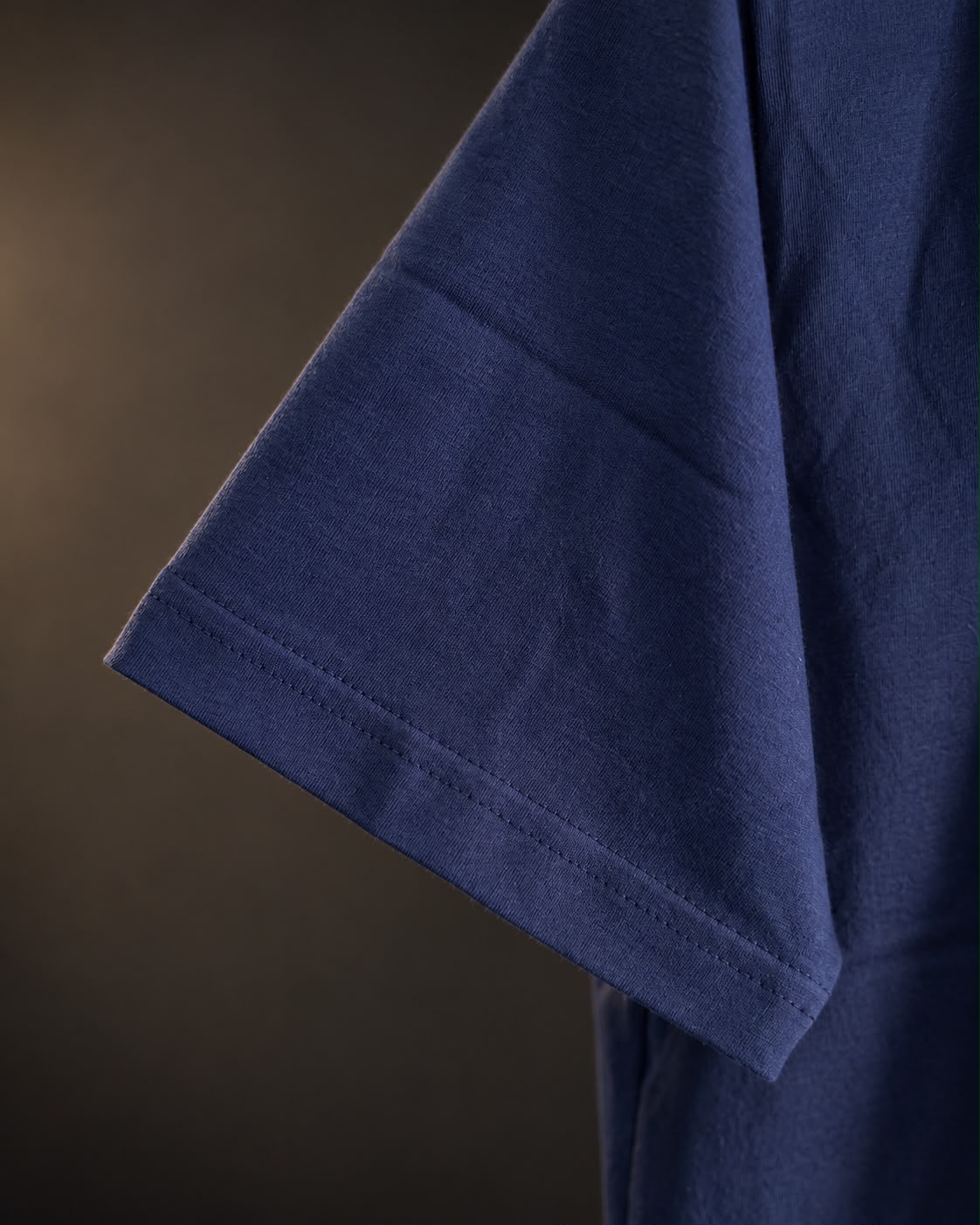 Detalle de la manga de la remera básica azul
