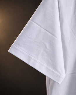 Detalle de la manga de la remera básica blanca