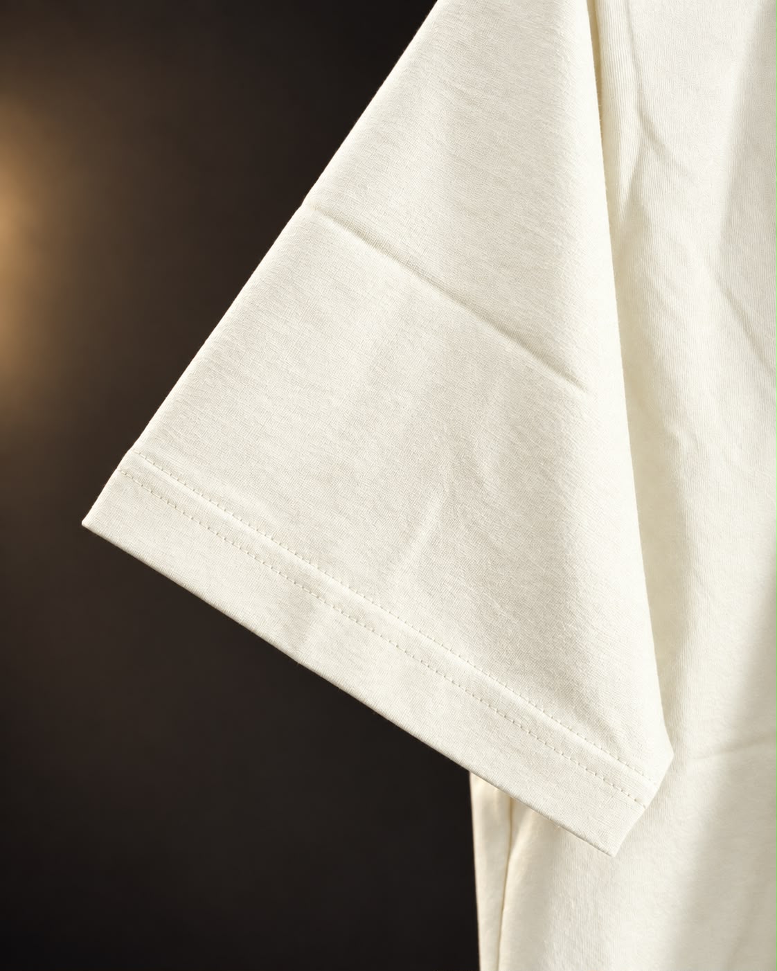 Detalle de la manga de la remera básica manteca