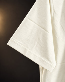 Detalle de la manga de la remera básica manteca