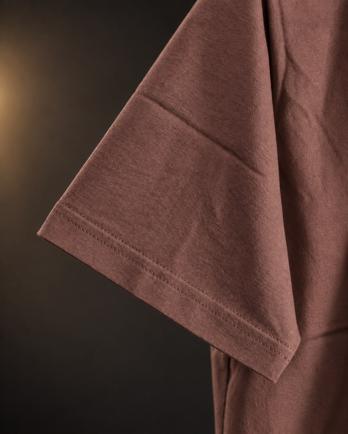 Detalle de la manga de la remera básica marrón