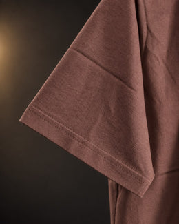 Detalle de la manga de la remera básica marrón
