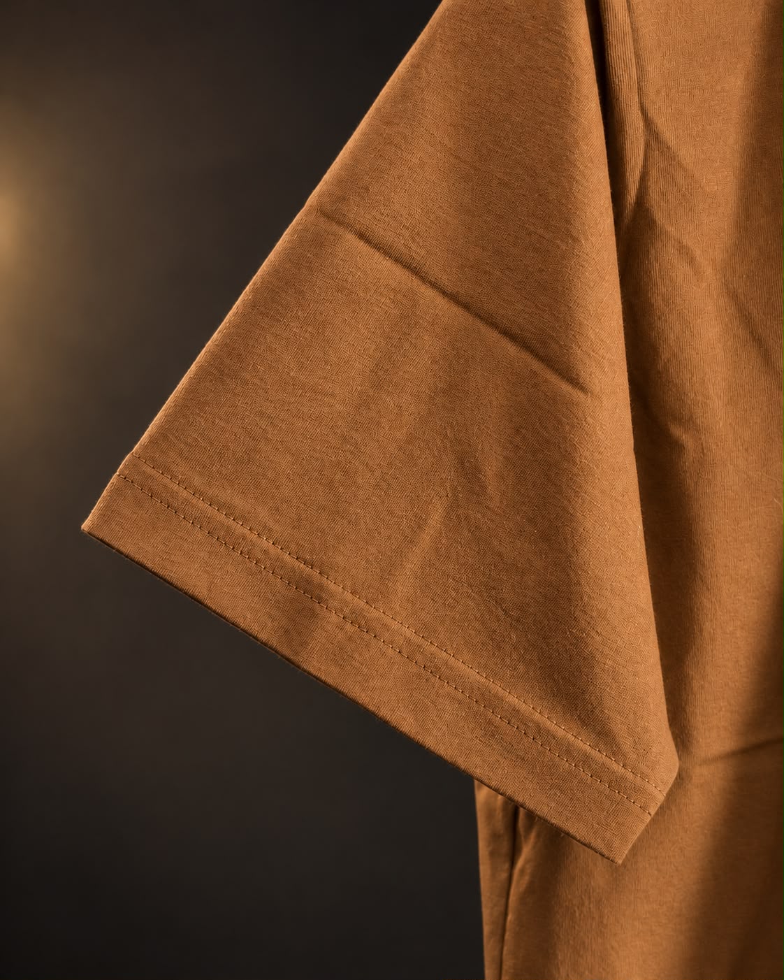 Detalle de la manga de la remera básica mostaza