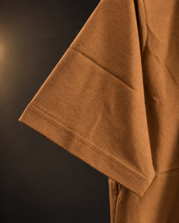 Detalle de la manga de la remera básica mostaza