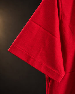 Detalle de la manga de la remera básica roja