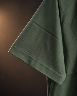 Detalle de la manga de la remera básica verde