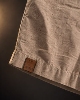 Detalle de la tela y la etiqueta en el borde del short liviano beige