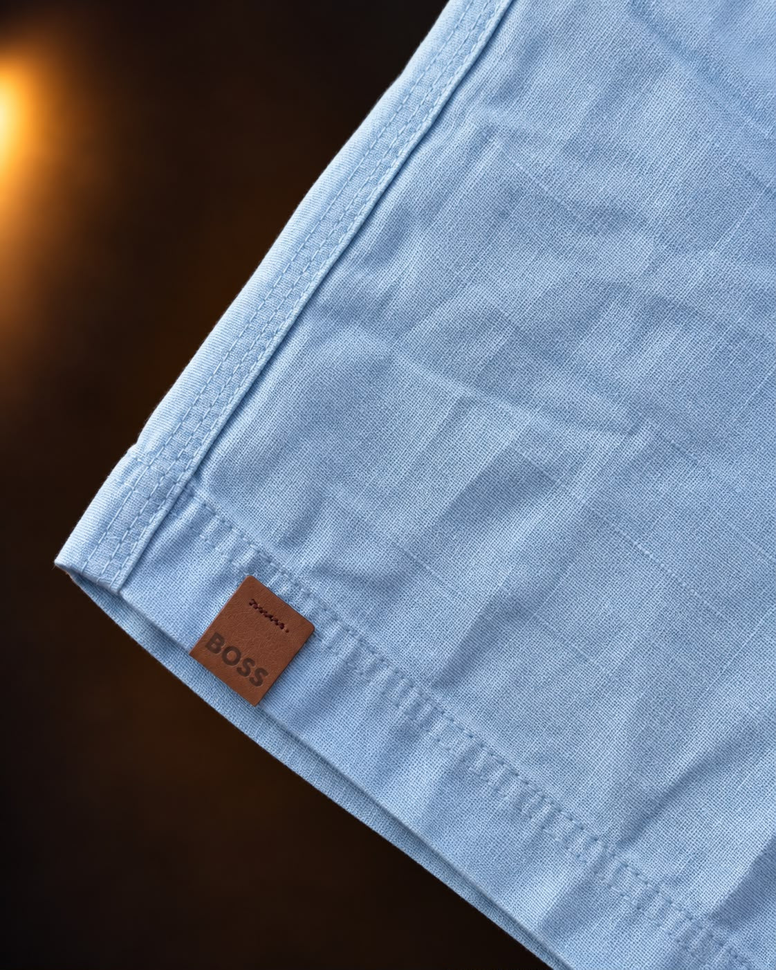 Detalle de la tela y la etiqueta en el borde del short liviano celeste