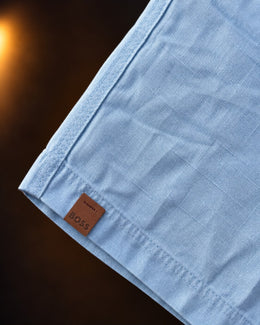 Detalle de la tela y la etiqueta en el borde del short liviano celeste