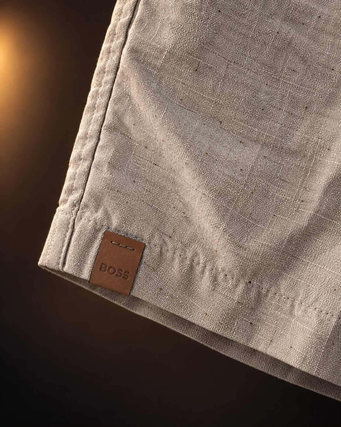 Detalle de la tela y la etiqueta en el borde del short liviano gris