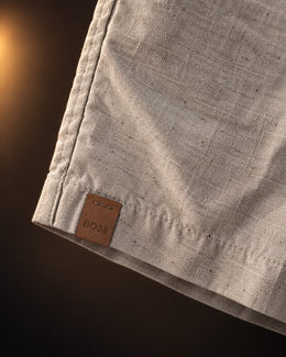 Detalle de la tela y la etiqueta en el borde del short liviano gris