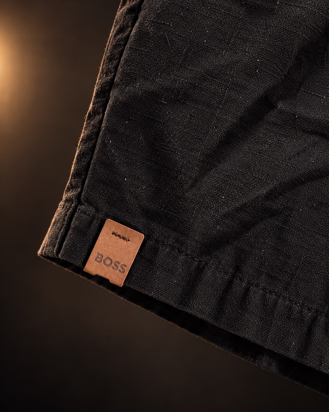 Detalle de la tela y la etiqueta en el borde del short liviano negro