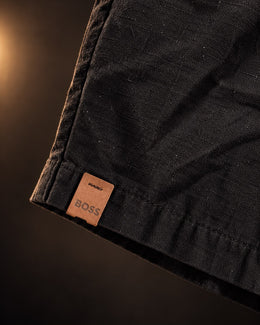 Detalle de la tela y la etiqueta en el borde del short liviano negro