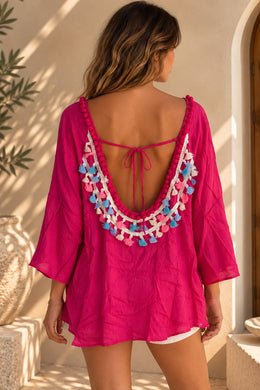 Espalda descubierta con flecos de colores del remerón rosa