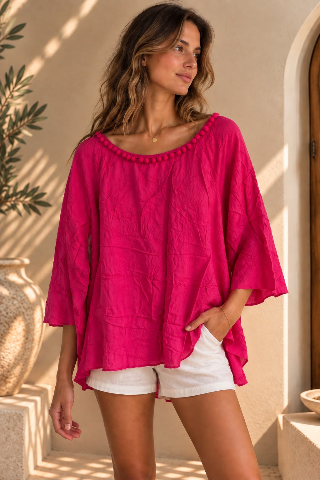 Mujer usando el remerón rosa con short blanco