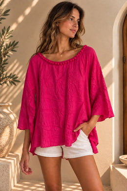Mujer usando el remerón rosa con short blanco