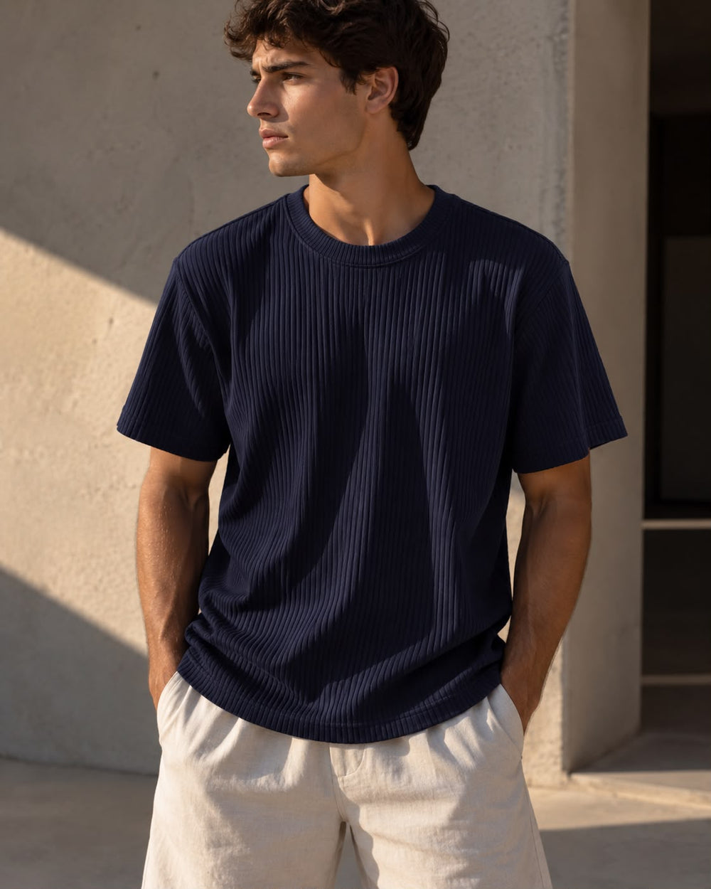 Hombre usando la remera acanalada azul con pantalón claro
