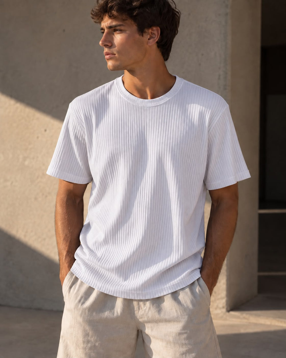 Hombre usando la remera acanalada blanca con pantalón claro