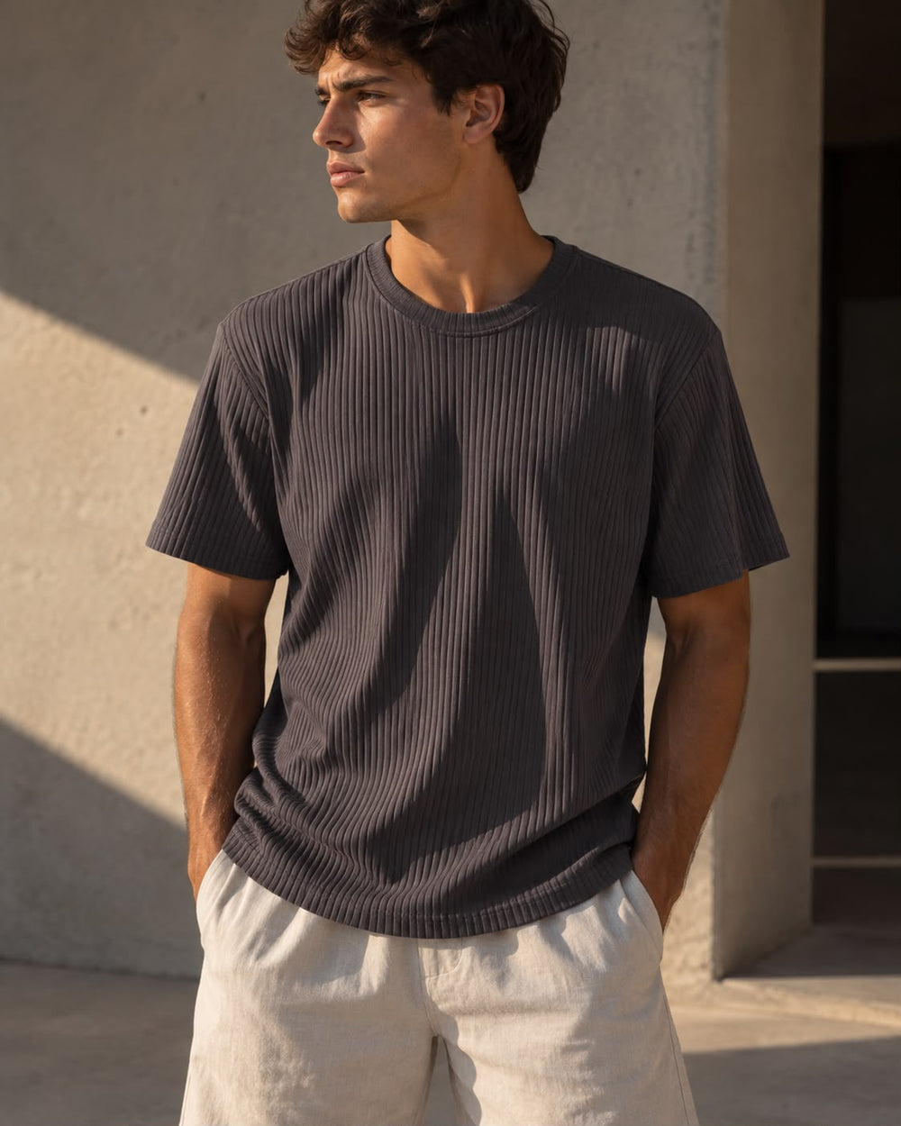 Hombre usando la remera acanalada gris con pantalón claro