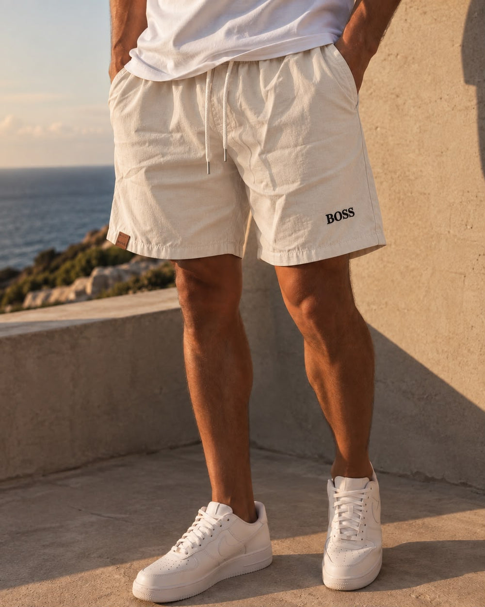Hombre usando el short liviano manteca con remera blanca y zapatillas blancas