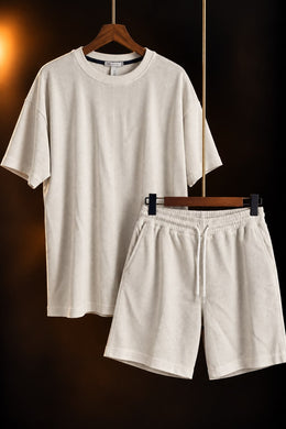 Conjunto de remera y short blanco para hombre colgado en perchas