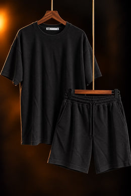 Conjunto de remera y short negro para hombre colgado en perchas