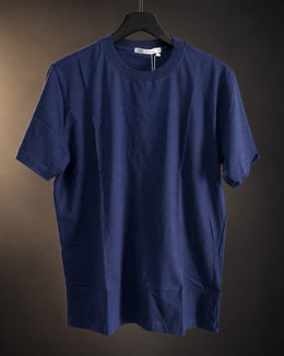 Remera básica azul de hombre, lisa y de cuello redondo, colgada en percha