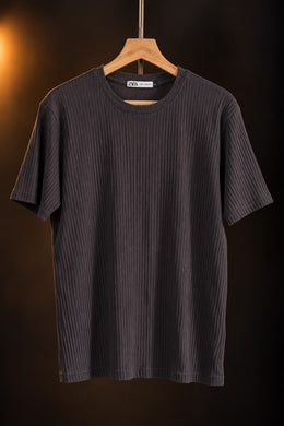 Remera acanalada gris de hombre colgada en percha