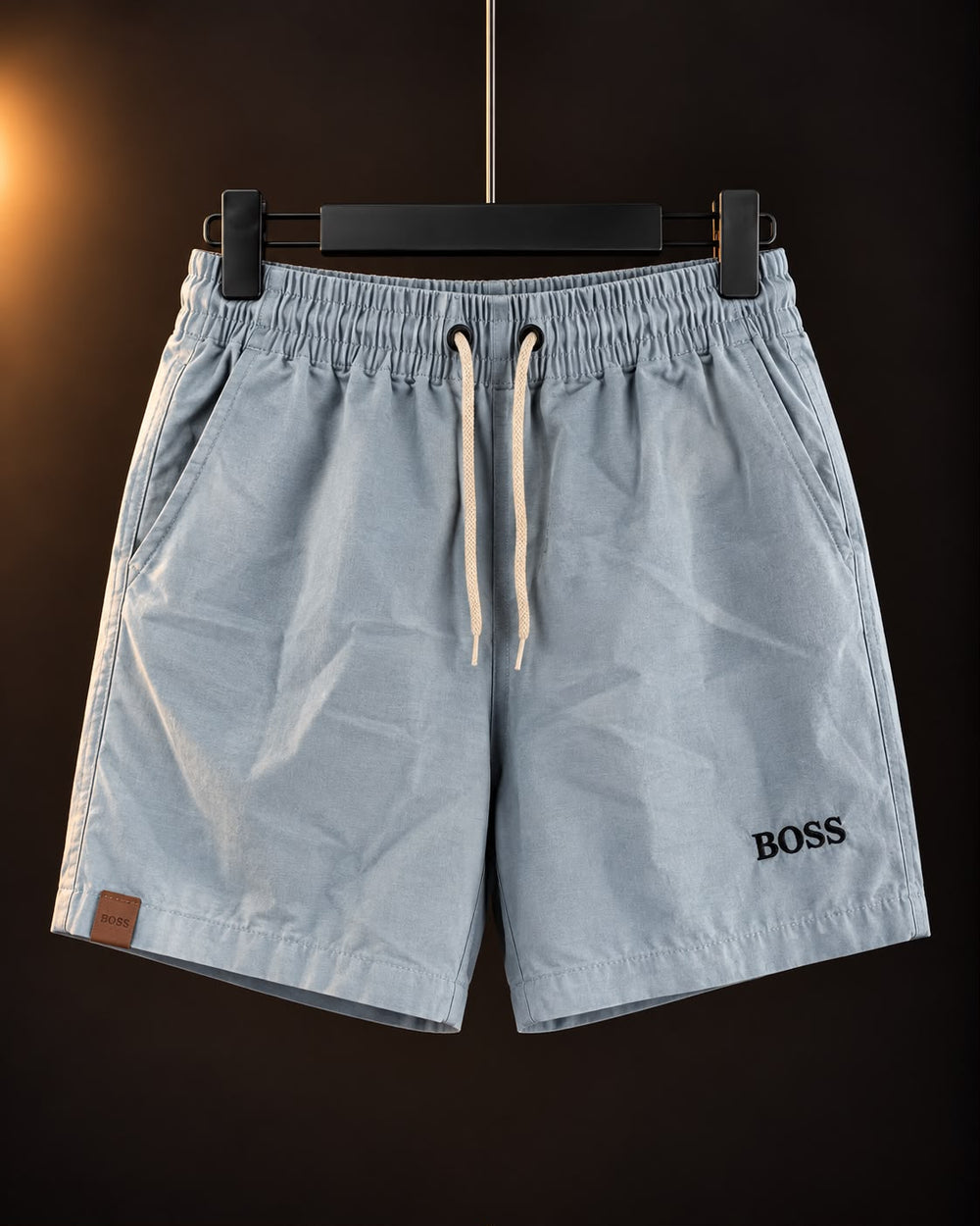 Short liviano celeste para hombre con cordón en la cintura, colgado en percha
