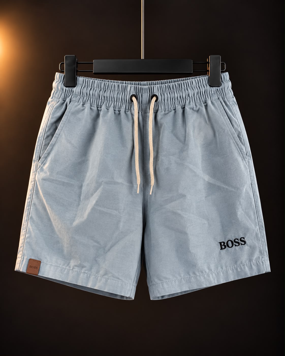 Short liviano celeste para hombre con cordón en la cintura, colgado en percha