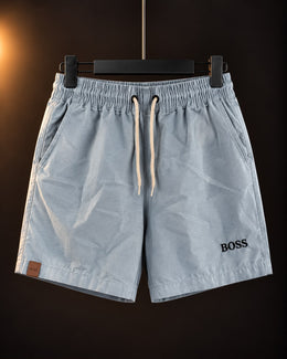 Short liviano celeste para hombre con cordón en la cintura, colgado en percha