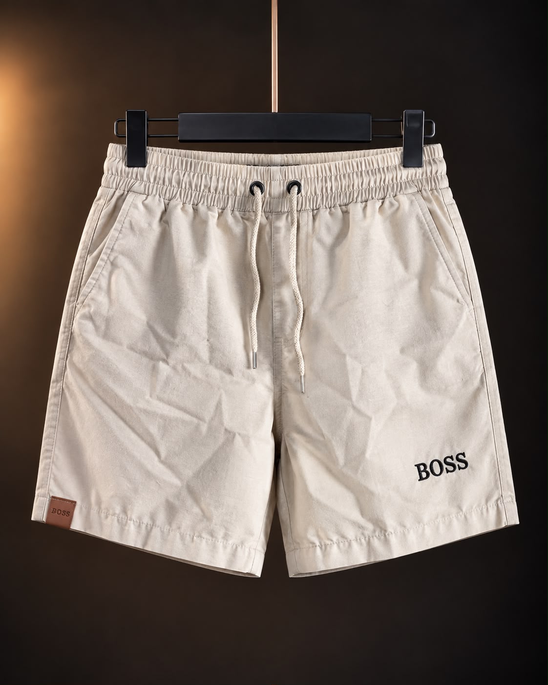 Short liviano manteca para hombre con cordón en la cintura, colgado en percha
